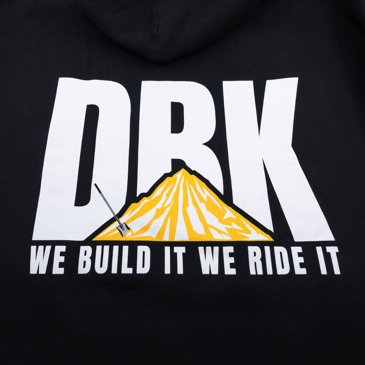 Nahaufnahme DRK-Hoodie-Frontprint: großes DRK mit Berg-Illustration