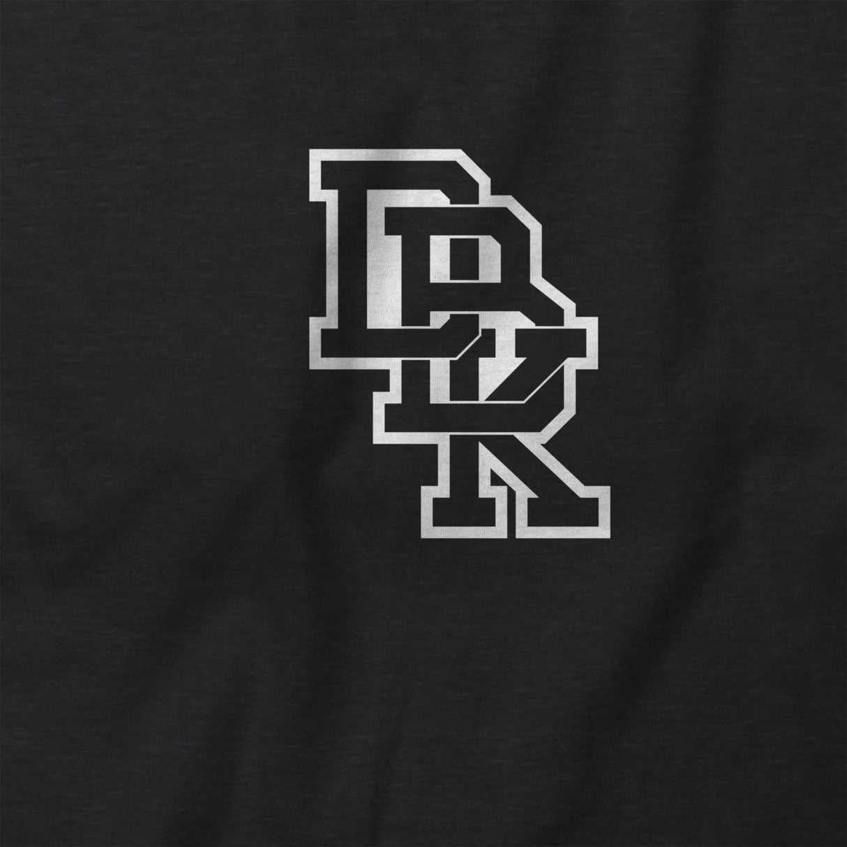 Brustdetail: weißes DBK-Logo auf schwarzem Family First Hoodie