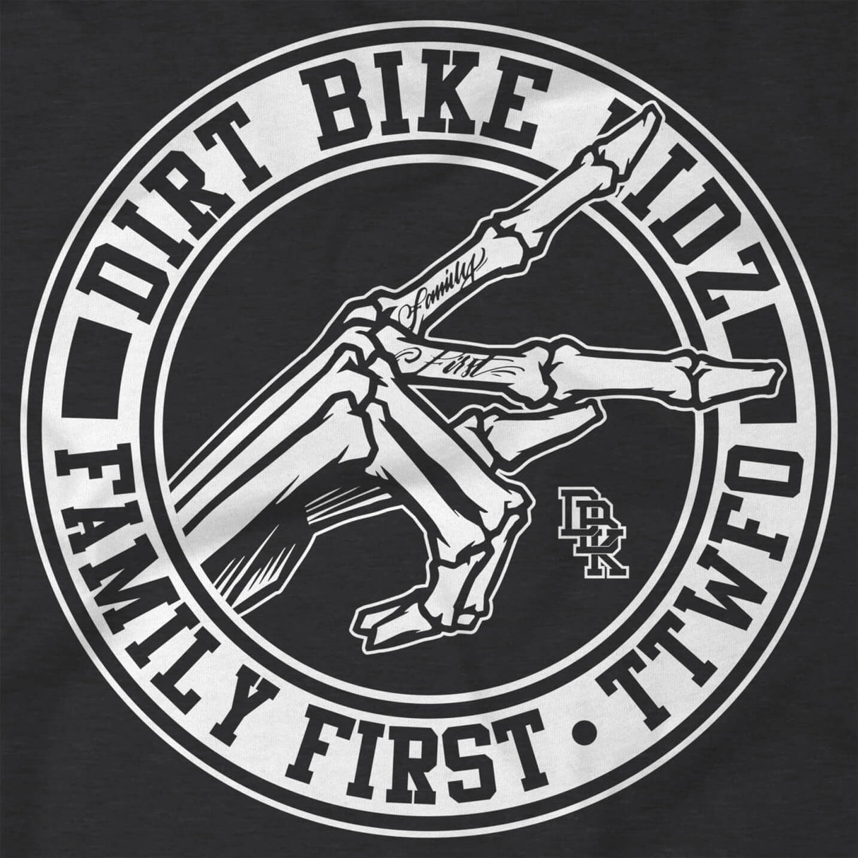 Rückendruck: Kreis-Logo mit Dirt-Bike und FAMILY FIRST-Text auf schwarzem Hoodie