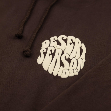 Desert Season Hoodie dunkelbraun mit weißem Logo-Print am Brustbereich