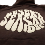 Desert Season Hoodie Nahaufnahme: großer weißer Logo-Schriftzug