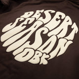 Desert Season Hoodie: Nahaufnahme des weißen Logo-Schriftprints