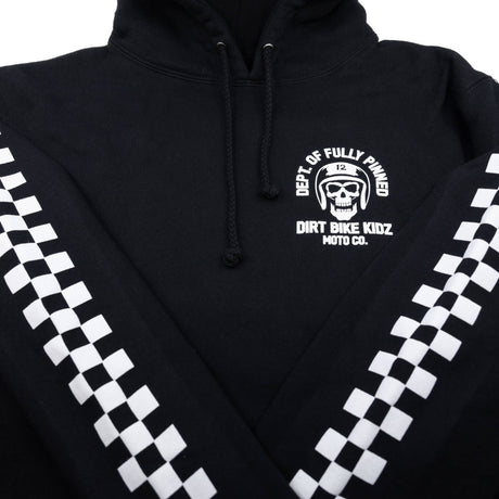 Hoodie schwarz mit Kapuzenkordeln und Totenkopf-Emblem auf der Brust