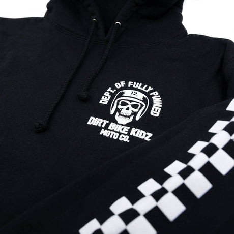 Kapuzenpullover schwarz vorne: weißes Totenkopf-Logo und karierter Ärmelstreifen