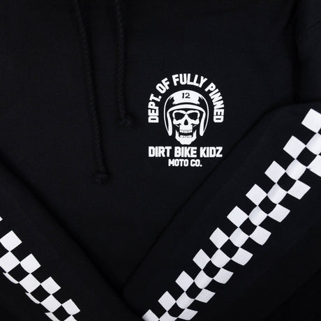 Detailansicht Hoodie: Totenkopf-Emblem auf der Brust und karierter Ärmelstreifen