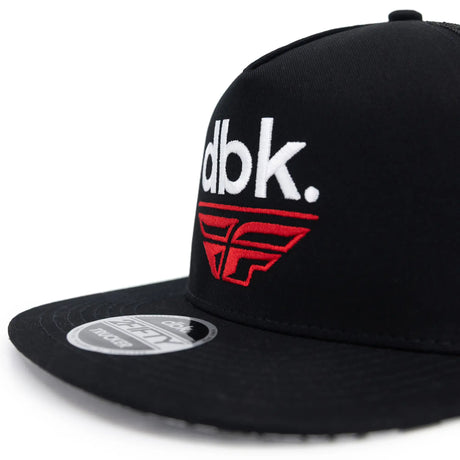 Schwarz Cap mit dbk.-Schriftzug und rotem Flügel-Emblem auf der Seitenansicht