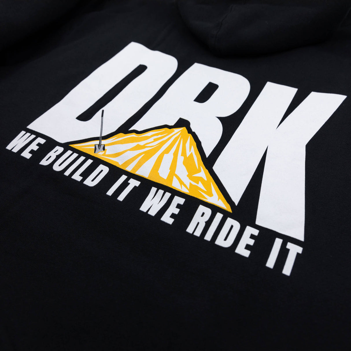 DRK-Hoodie-Detail: großer Bergdruck mit „WE BUILD IT WE RIDE IT“