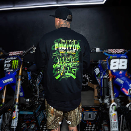 Schwarzer Rückendruck: „Fire It Up“ in Grün auf dem Hillside Burners Sweatshirt