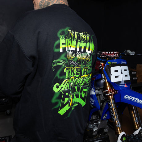 Schwarzer Sweatshirt-Rücken mit großem grünem Print „Fire It Up“ im Close-up
