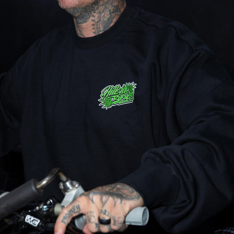 Schwarzer Crewneck mit grünem Brust-Logo, Rundhalsausschnitt und langem Ärmel