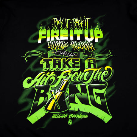 Nahaufnahme des grünen Rückendrucks „Fire It Up“ und „Take a Chip“ auf schwarzem Crew