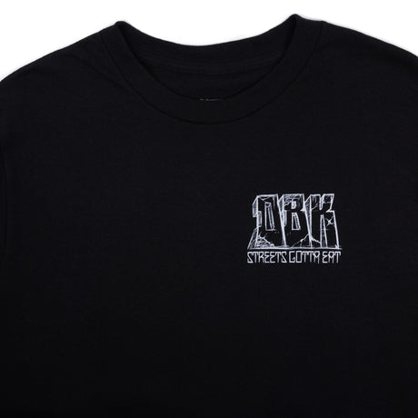Schwarzes T-Shirt mit kleinem Rückendruck in Weiß: „STREETS GOTTA EAT“