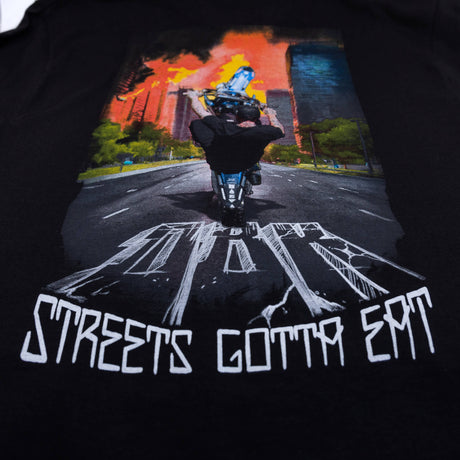 Nahaufnahme Rückengrafik: Motorrad und große Schrift „STREETS GOTTA EAT“