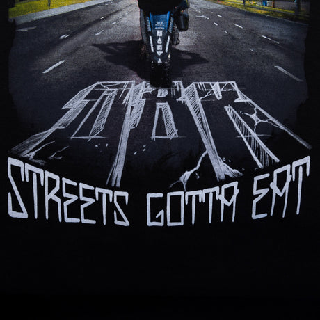 Nahaufnahme Rückendruck: stilisierte Linien-Graphic mit Schriftzug „STREETS GOTTA EAT“