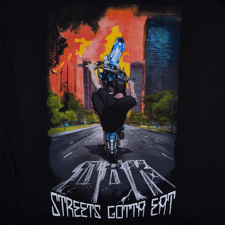 Schwarzes T-Shirt mit großem Rückendruck: Motorrad vor bunten Stadtwänden