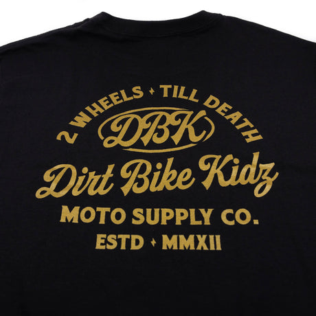 Youth Premium Tee, schwarz, Detail des Gold Rückenprints „2 Wheels Till Death“
