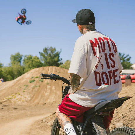 Getragenes Cream Moto is Dope T-Shirt mit großem roten „MOTO IS DOPE“-Print hinten