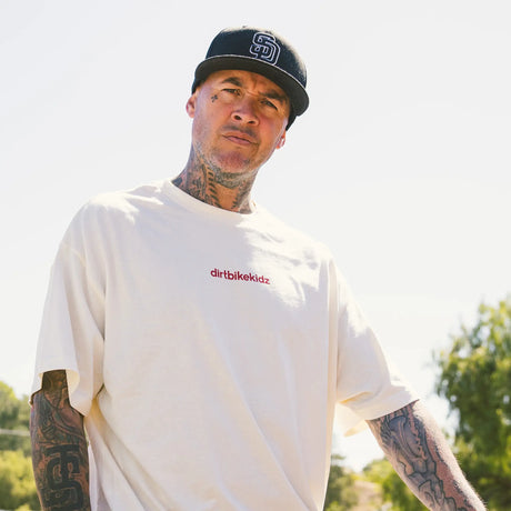 Getragenes Cream Moto is Dope T-Shirt mit rotem „dirtbikekidz“-Schriftzug vorn