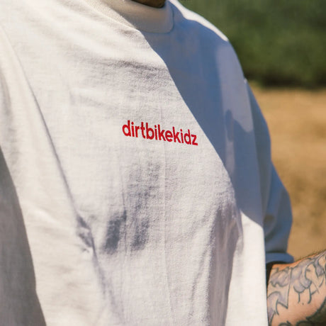 Detailansicht: Cream Moto is Dope T-Shirt mit rotem „dirtbikekidz“-Schriftzug