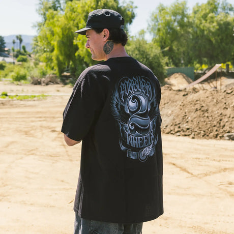 Two Wheels T-Shirt schwarz, großer Rückenprint mit Flügeln und „WHEELS“-Schriftzug