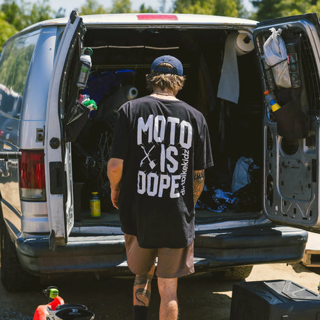 Getragenes schwarzes Moto is Dope T-Shirt mit weißem „MOTO IS DOPE“-Rückenprint