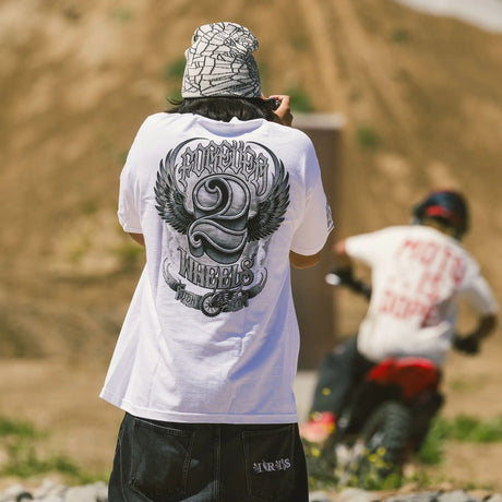 Two Wheels T-Shirt weiß, Rückenprint mit Flügeln und Helm-Symbol, „WHEELS“ Schriftzug