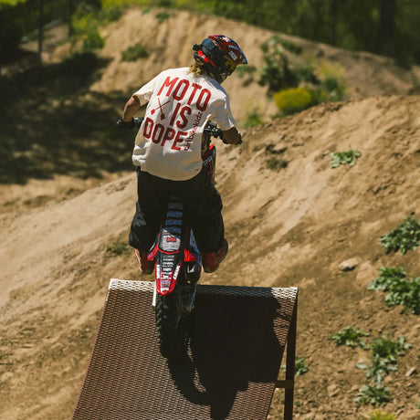 Getragenes Cream Moto is Dope T-Shirt mit großem roten Rückenprint „MOTO IS DOPE“