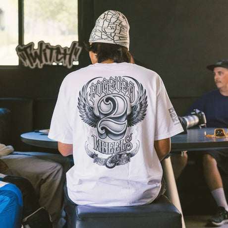Two Wheels T-Shirt weiß, großer Rückenprint mit Flügeln und Helm-Symbol