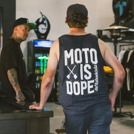 Espalda de camiseta sin mangas gris oscuro con gráfico grande “MOTO IS DOPE”