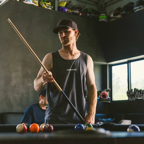 Camiseta sin mangas gris oscuro de tirantes con logo pequeño “dirtbikekidz”