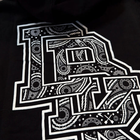 Bandana Hoodie, schwarzer Stoff mit großem Frontdruck aus filigranen Linien und Mustern