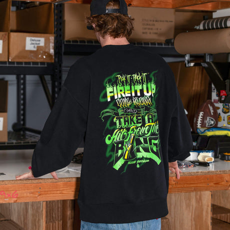Schwarzer Crewneck-Sweatshirt mit grünem Rückenprint „Fire It Up“ und „Take it“