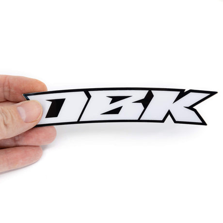 Zwei weiße Fender-Sticker mit Racer-Schrift und schwarzer Umrandung