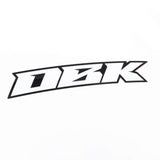 Weißer Racer-Fendersticker mit schwarzem Kontur und kantiger Typo