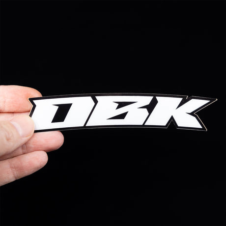 Zwei weiße Racer-Fendersticker mit schwarzem Umriss und kantiger Typo