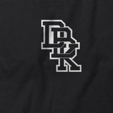 Brustdetail: weißes DBK-Logo auf schwarzem Family First Hoodie